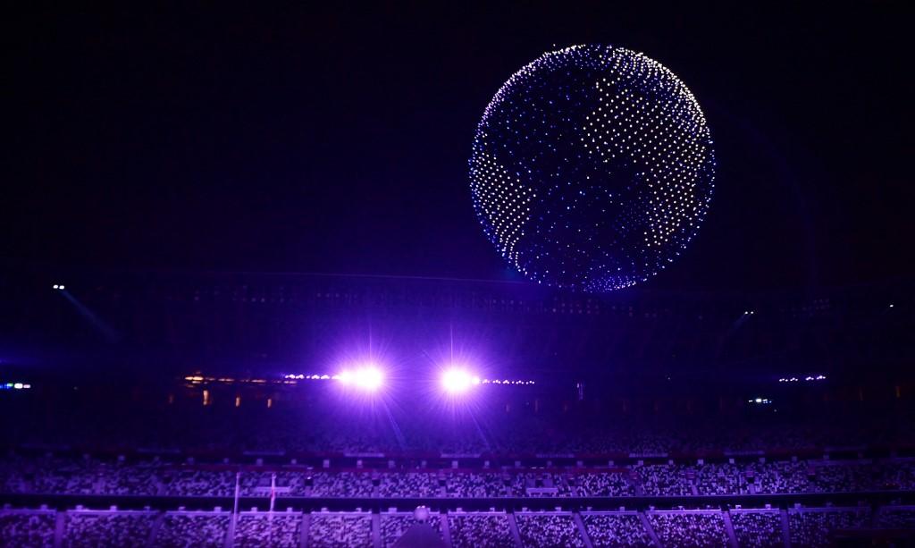 Desenho de drones acima do estádio em Tóquio