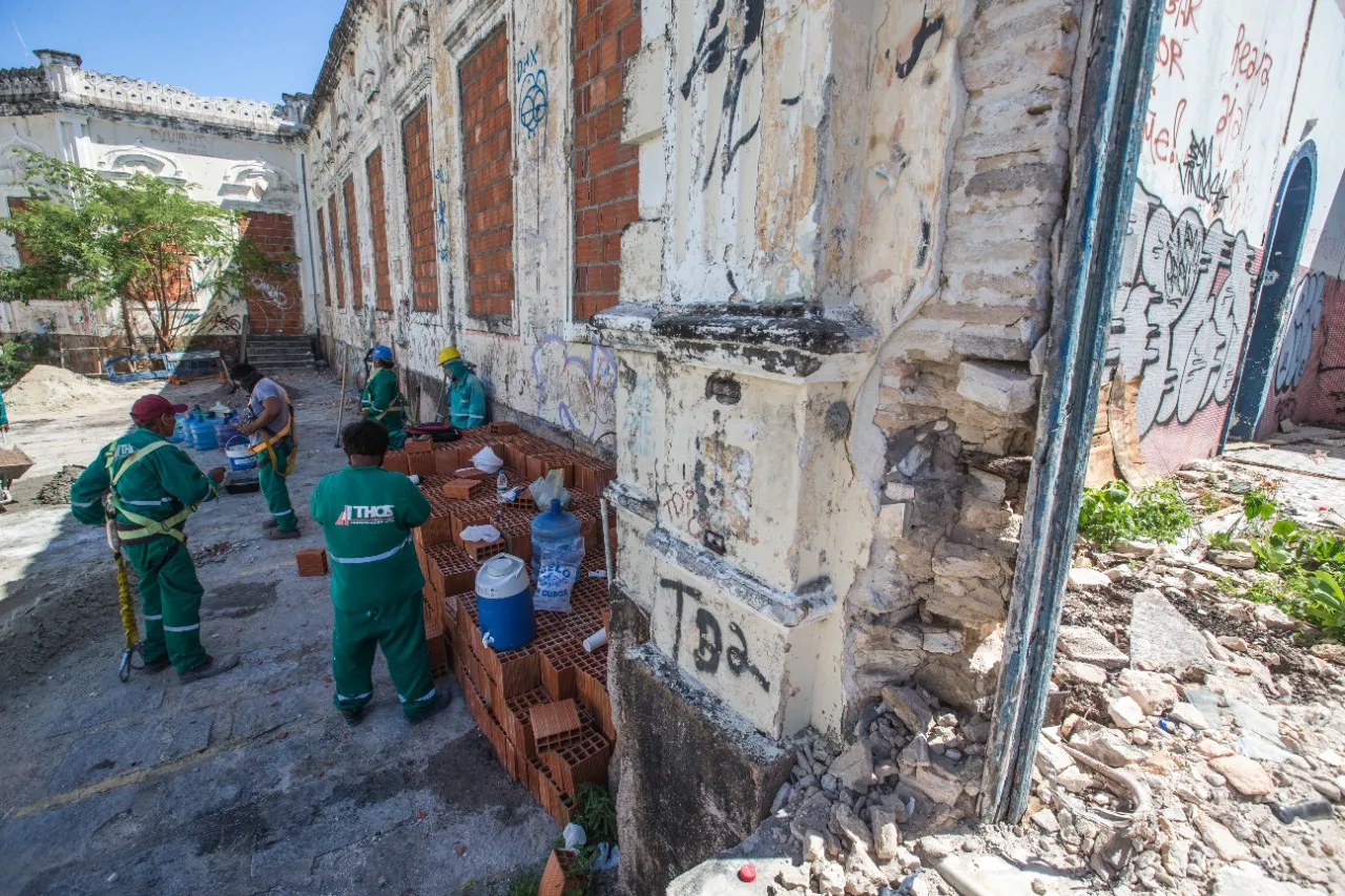 O prédio, localizado no Centro, é datado de 1905 e, dentre outras perdas, não tem mais telhado.