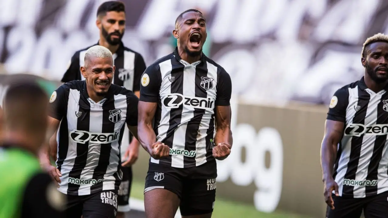 Saulo comemora gol pelo Ceará na Arena Castelão