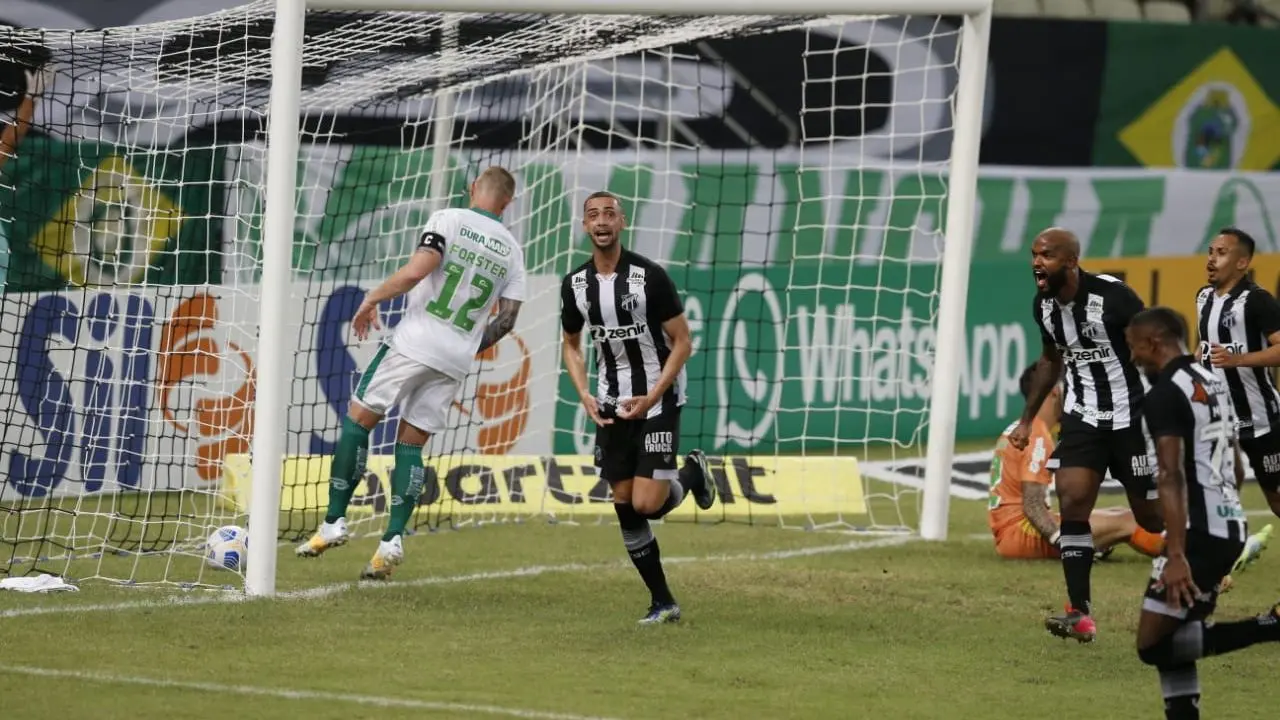 Gabriel Lacerda comemora gol pelo Ceará