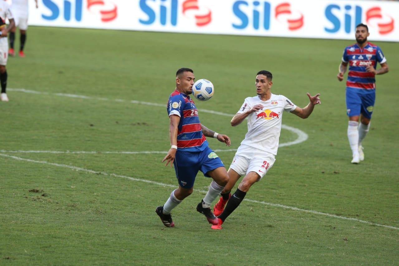 Atletas de Fortaleza x Bragantino disputam bola