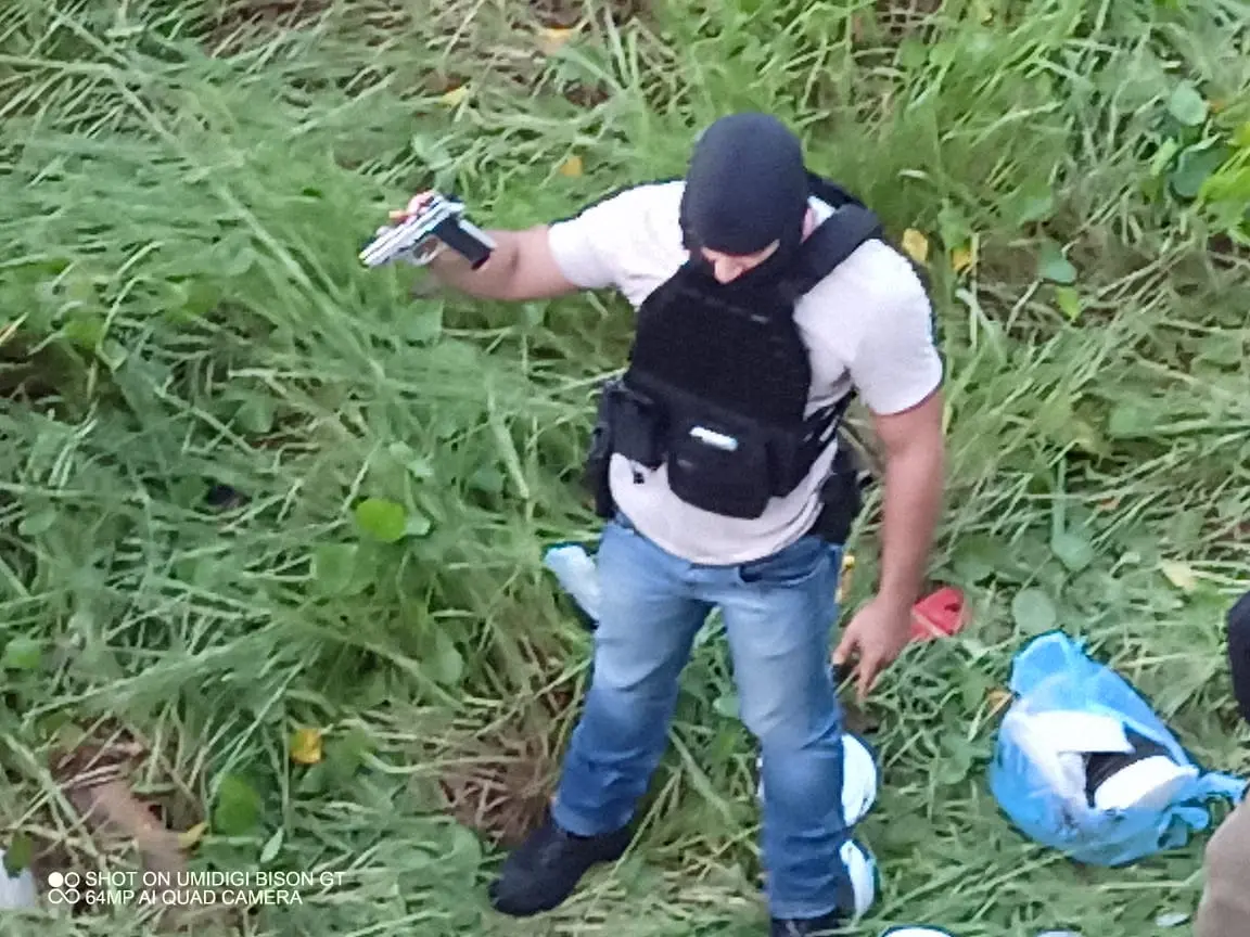 Agente segurando arma achada em operação