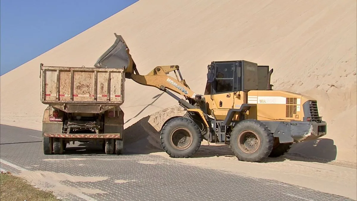 Na tarde desta terça-feira (27), máquinas estavam na rodovia fazendo a remoção da areia