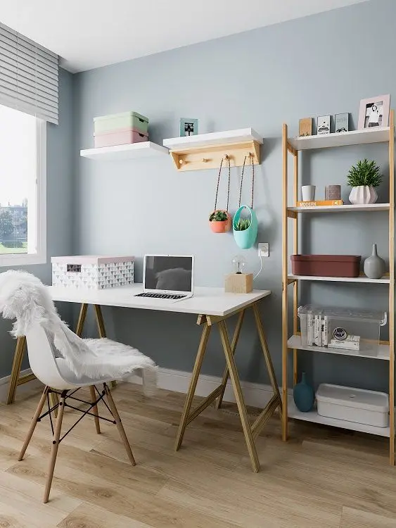 Mesa com prancha de compensado e cavaletes.