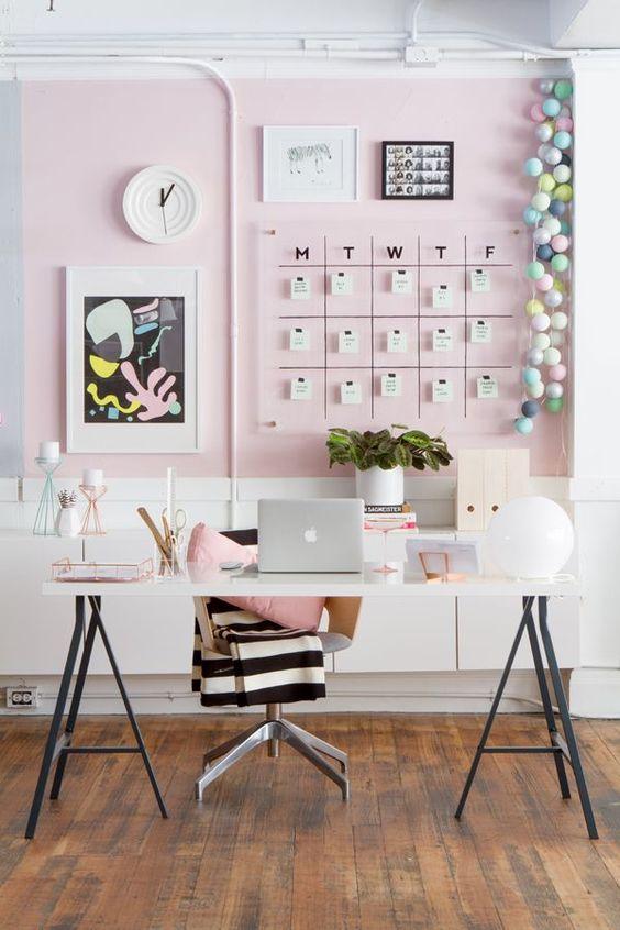 Home office colorido.