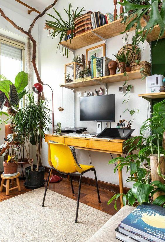 Decoração para home office com plantas.