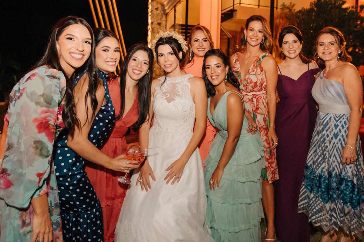 Foto de Milena com Lizandra Fujita, Lara Ximenes, Ingrid Bezerra, Polyana Ximenes, Victoria Moraes, Carolina Gurgel, Rosalina Frota
