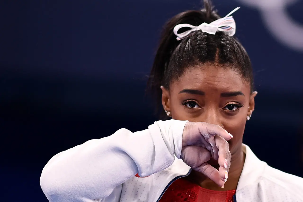 Simone Biles com semblante de preocupação