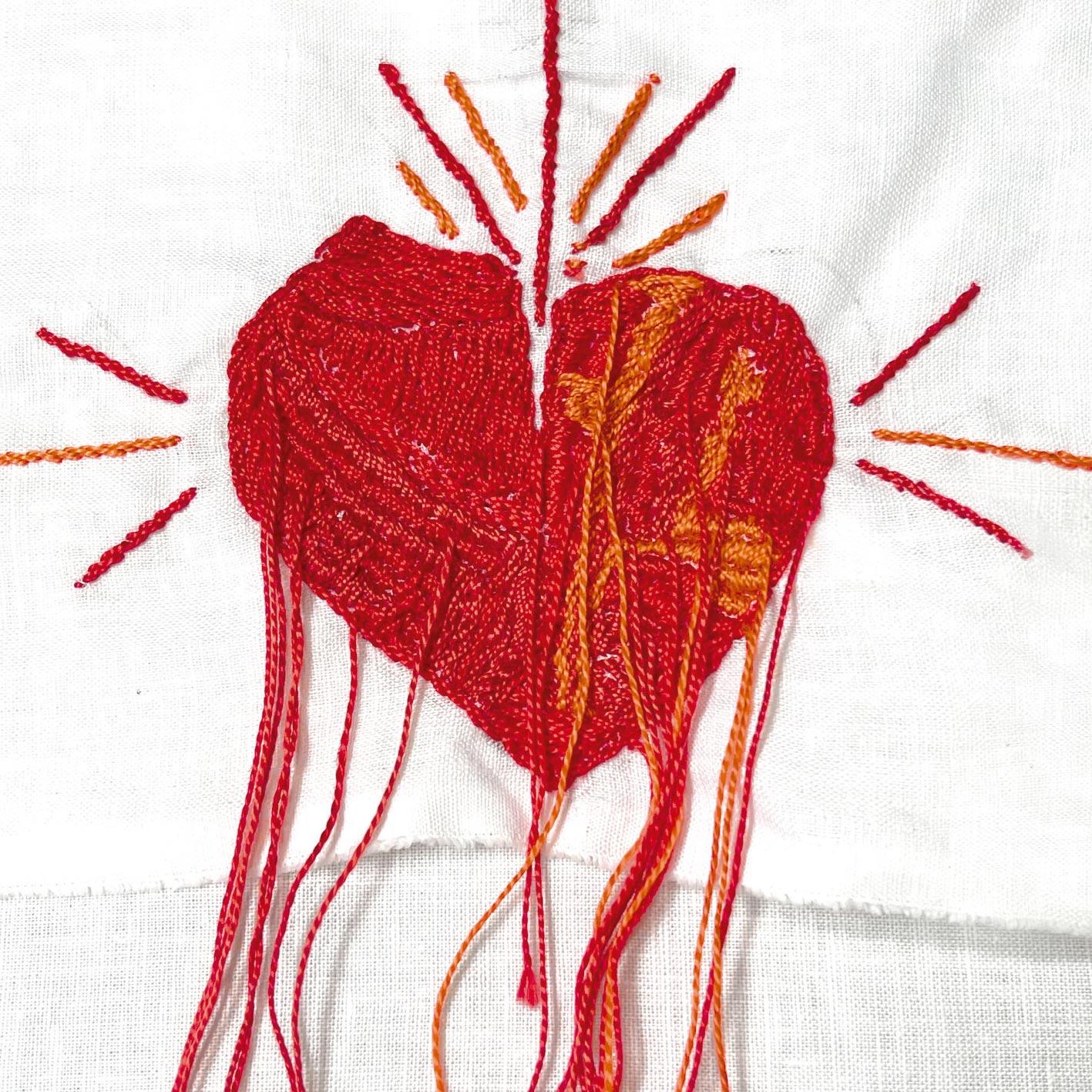 bordado de coração em vermelho feito por maria bethânia