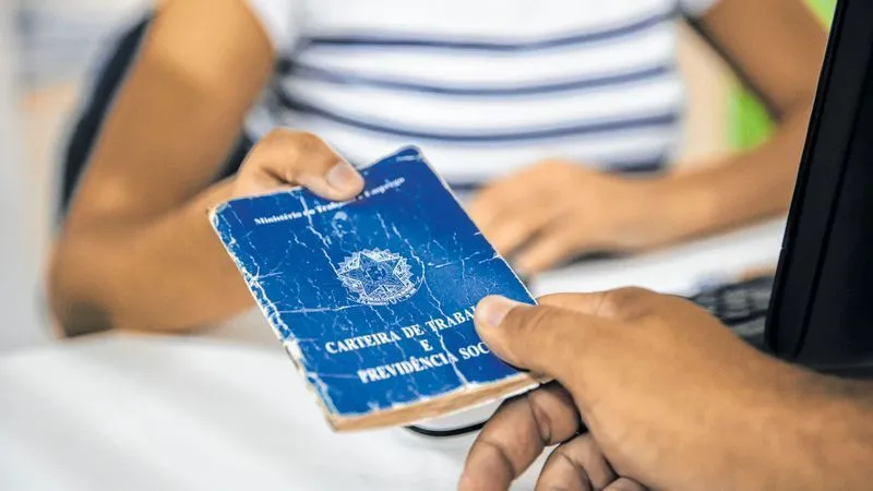 O funcionário dispensado sem justa causa tem mais a receber do que quem é desligado por justa causa