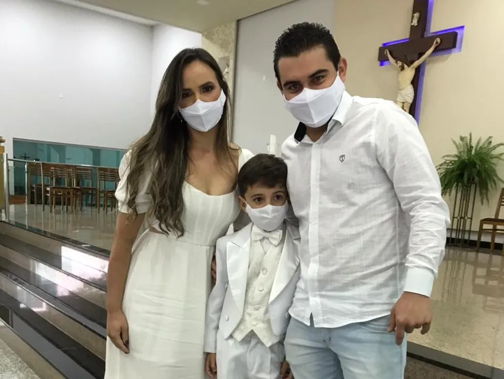 Arrumado para a cerimônia, o menino chegou a reclamar devido à sua roupa ficar molhada