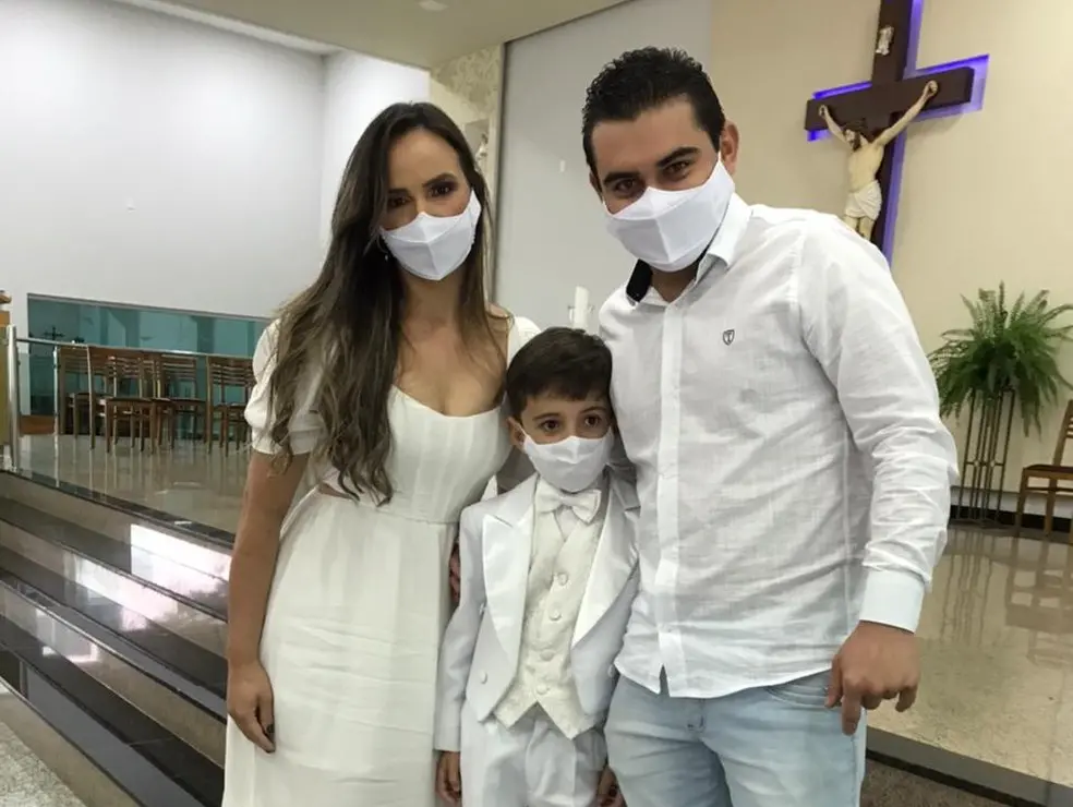 Criança batizada com mãe e pai