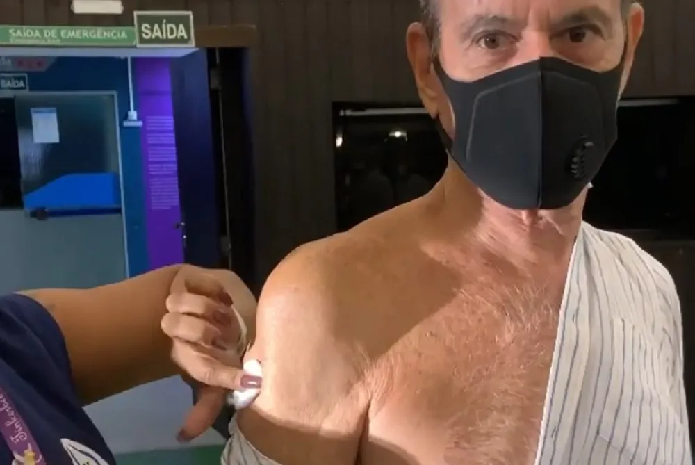 Ney Matogrosso recebendo a primeira dose de vacina contra Covid-19, no Rio de Janeiro, em março deste ano: biografia alcança até este momento do artista
