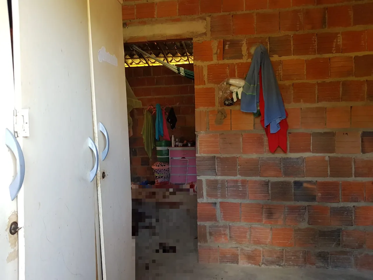 Um dos cinco homens mortos foi achado no quarto do imovel