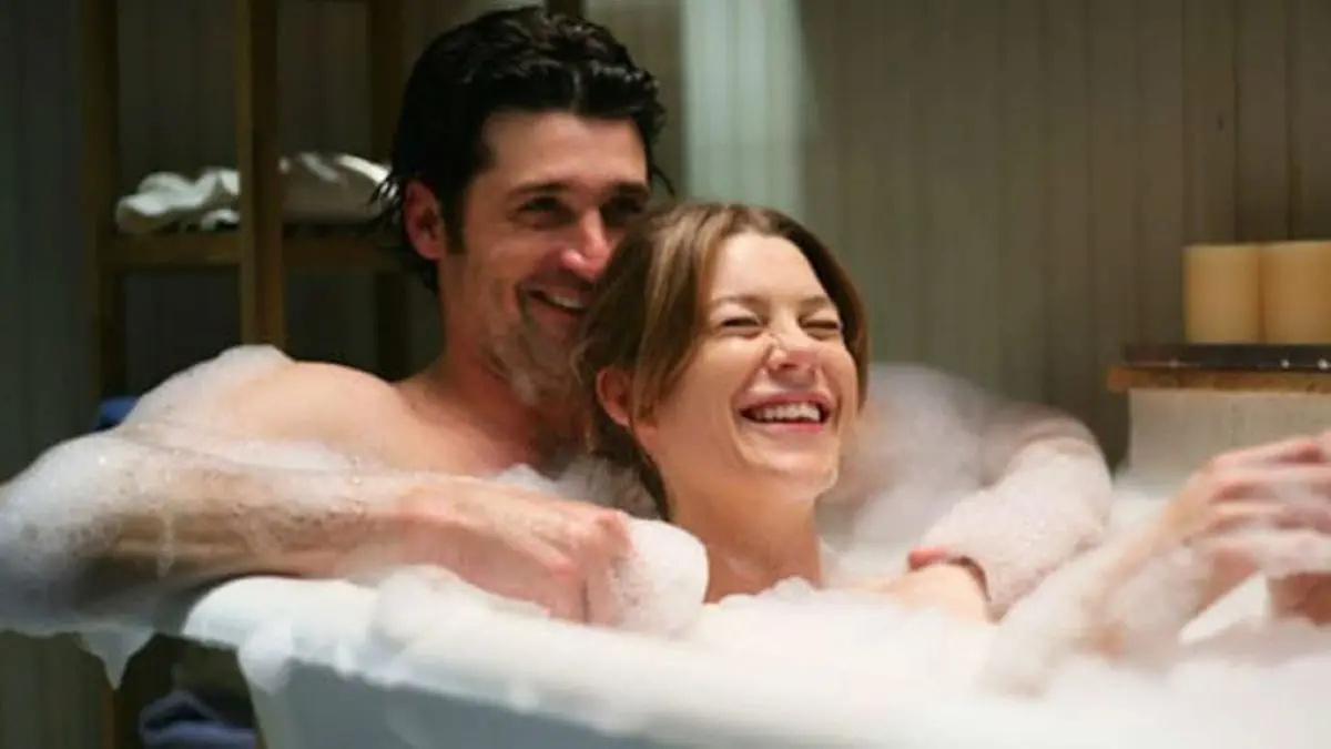 personagens derek sheperd e meredith grey dentro de uma banheira na série grey's anatomy