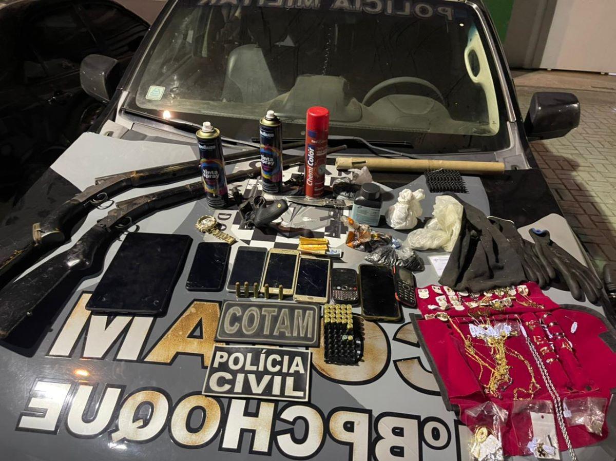 material apreendido com suspeitos de participação na chacina em caucaia, entre os objetos estão celulares, armas e joias