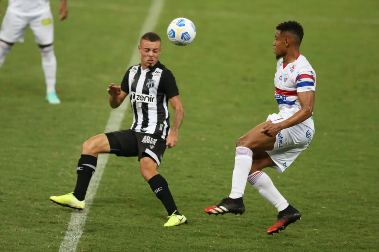Atletas de Ceará e Fortaleza disputam bola