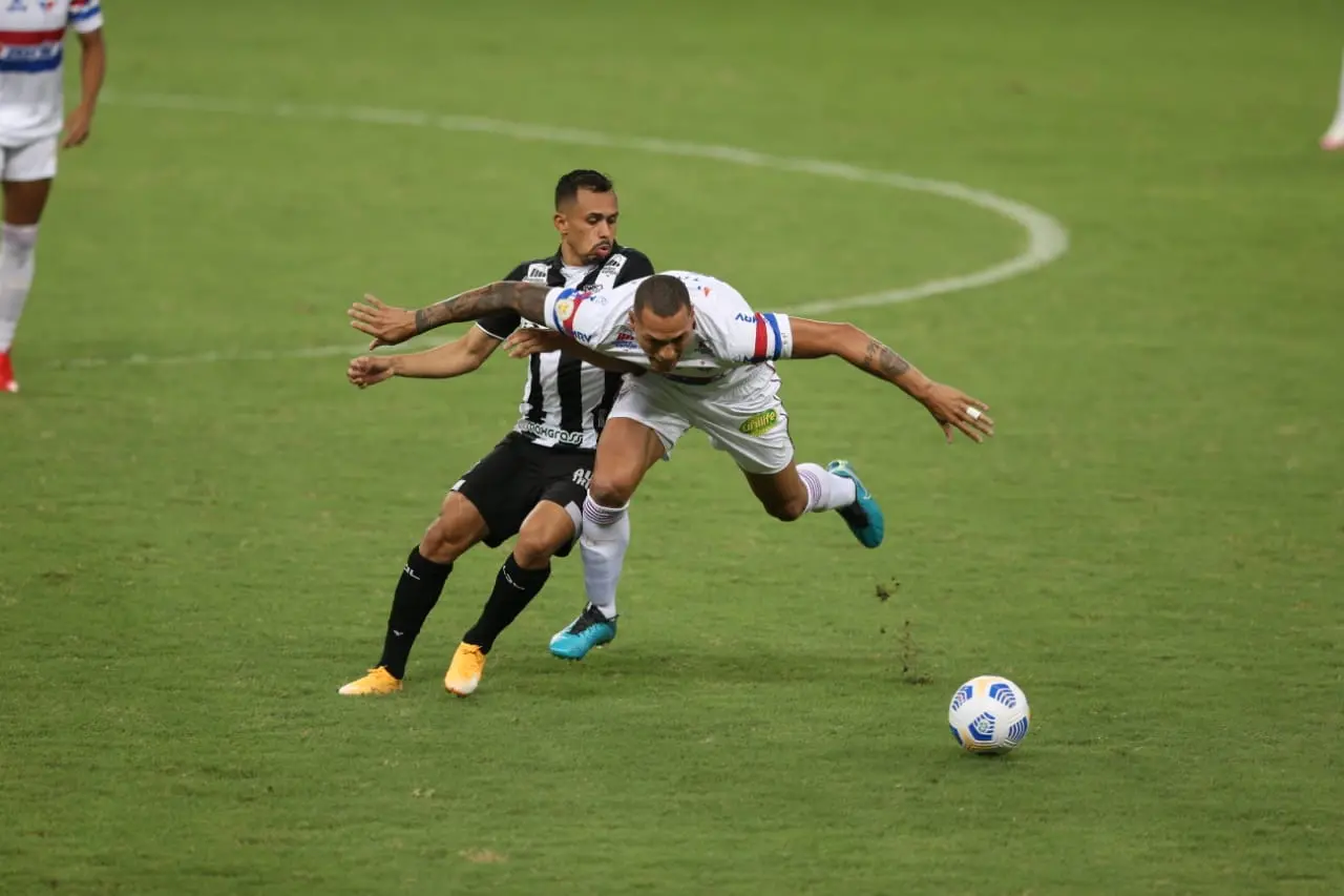 Atletas de Ceará e Fortaleza disputam a bola