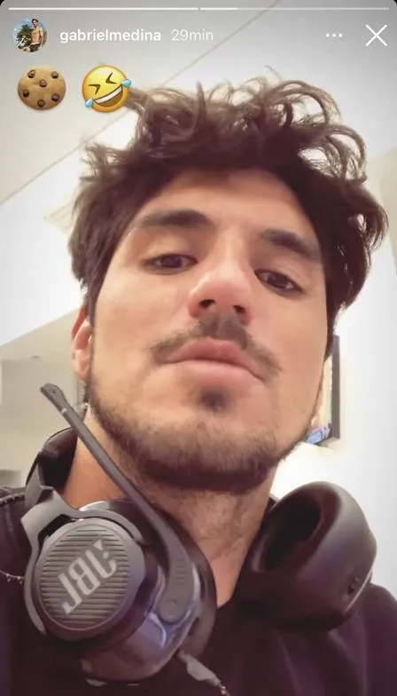 Gabriel Medina também usou o emoji de biscoito nas redes sociais