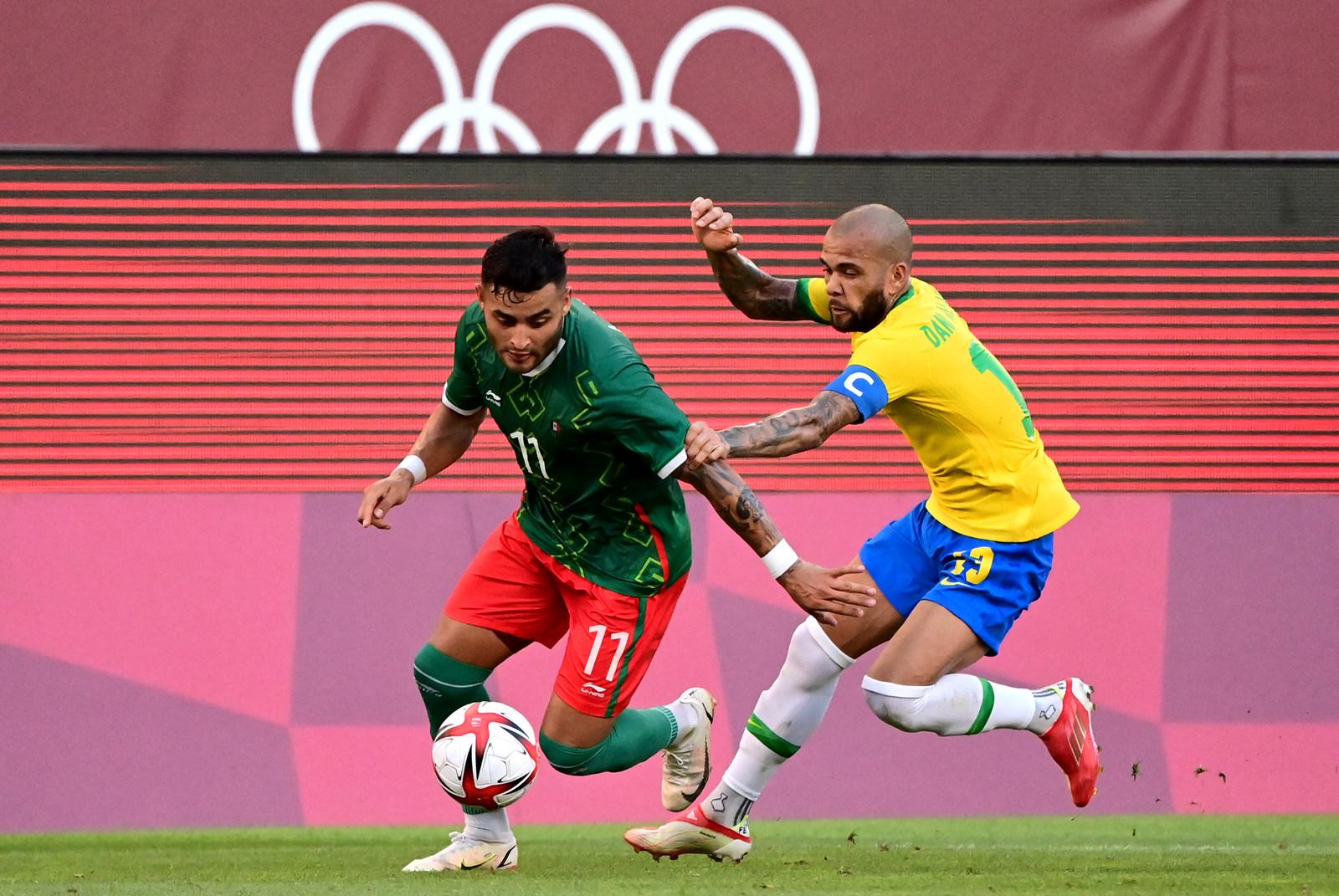 Atletas de Brasil e México disputam bola
