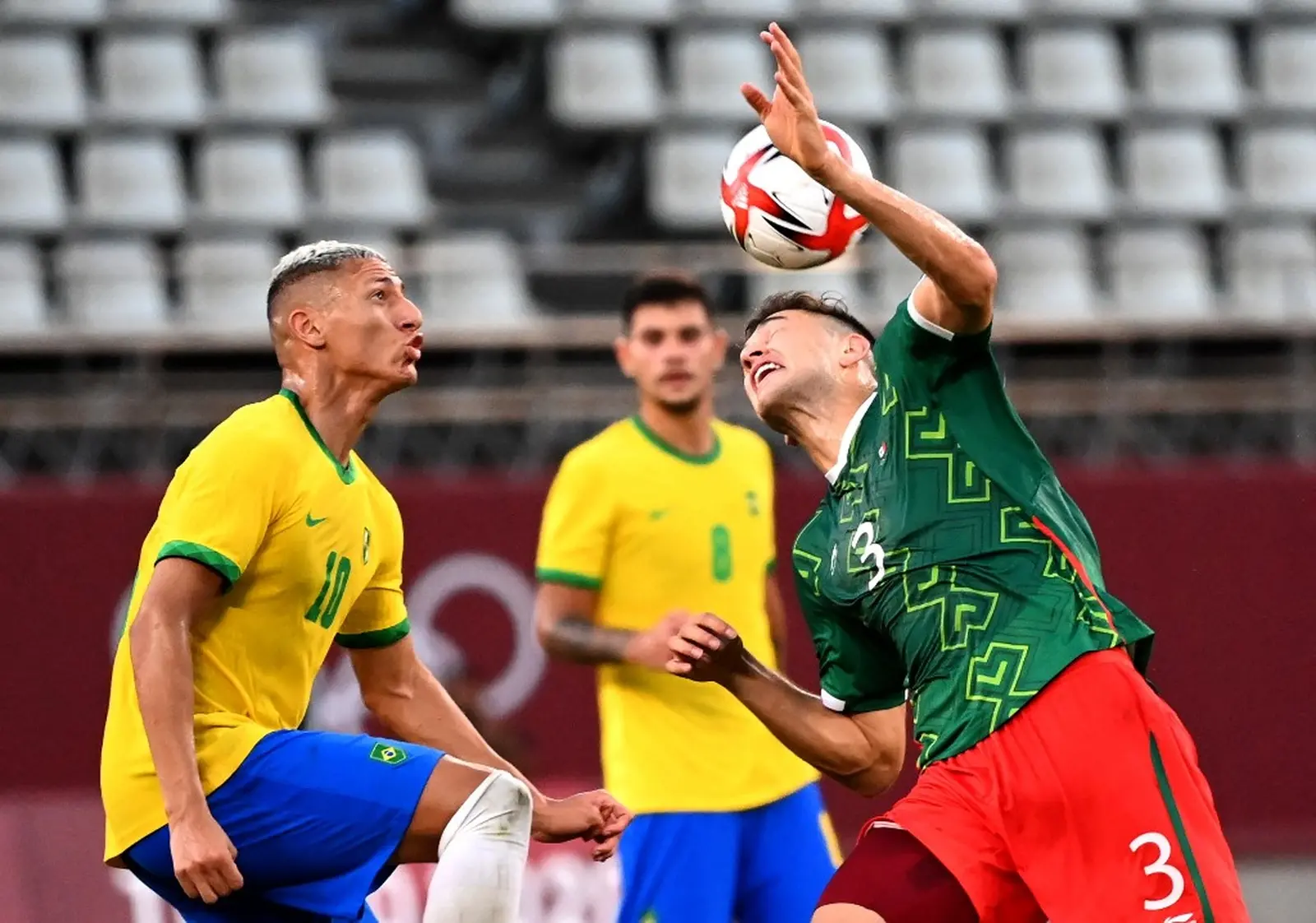 Richarlison disputa bola com atleta do México