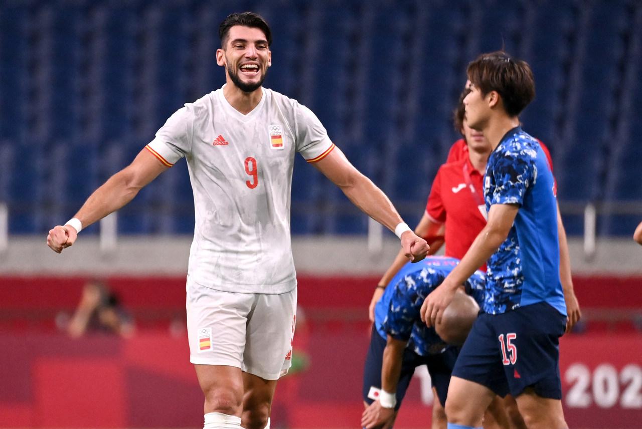 Rafa Mir comemora gol com sorriso e braços abertos