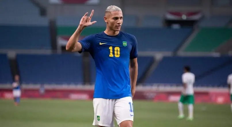 Richarlison comemora gol do Brasil com símbolo do rock