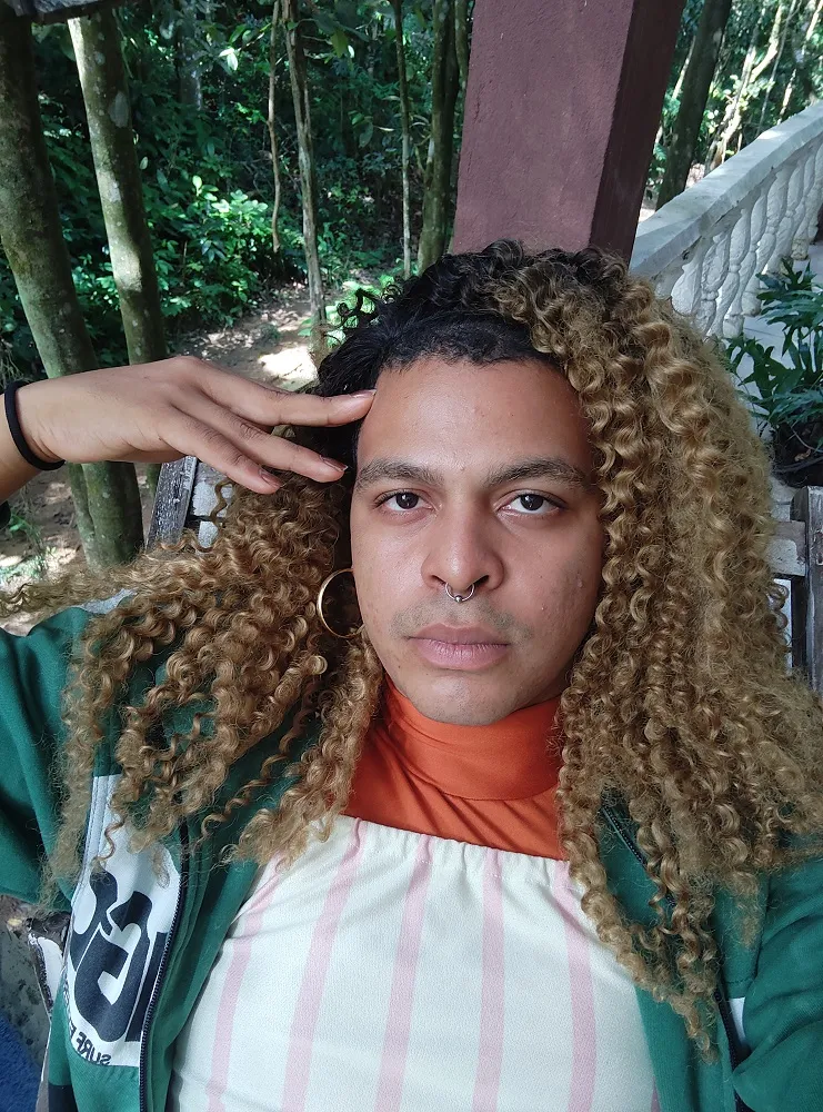 “Gosto de entender que a presença não é só feita do existir, mas também do ato de se relacionar. Presença é relação