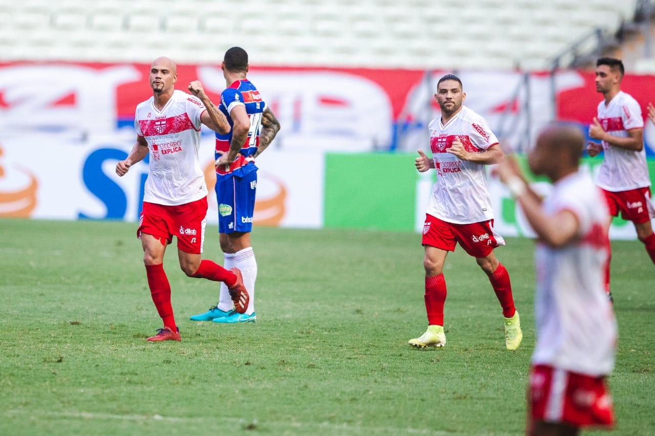Jogadores do CRB comemoram gol contra o Fortaleza
