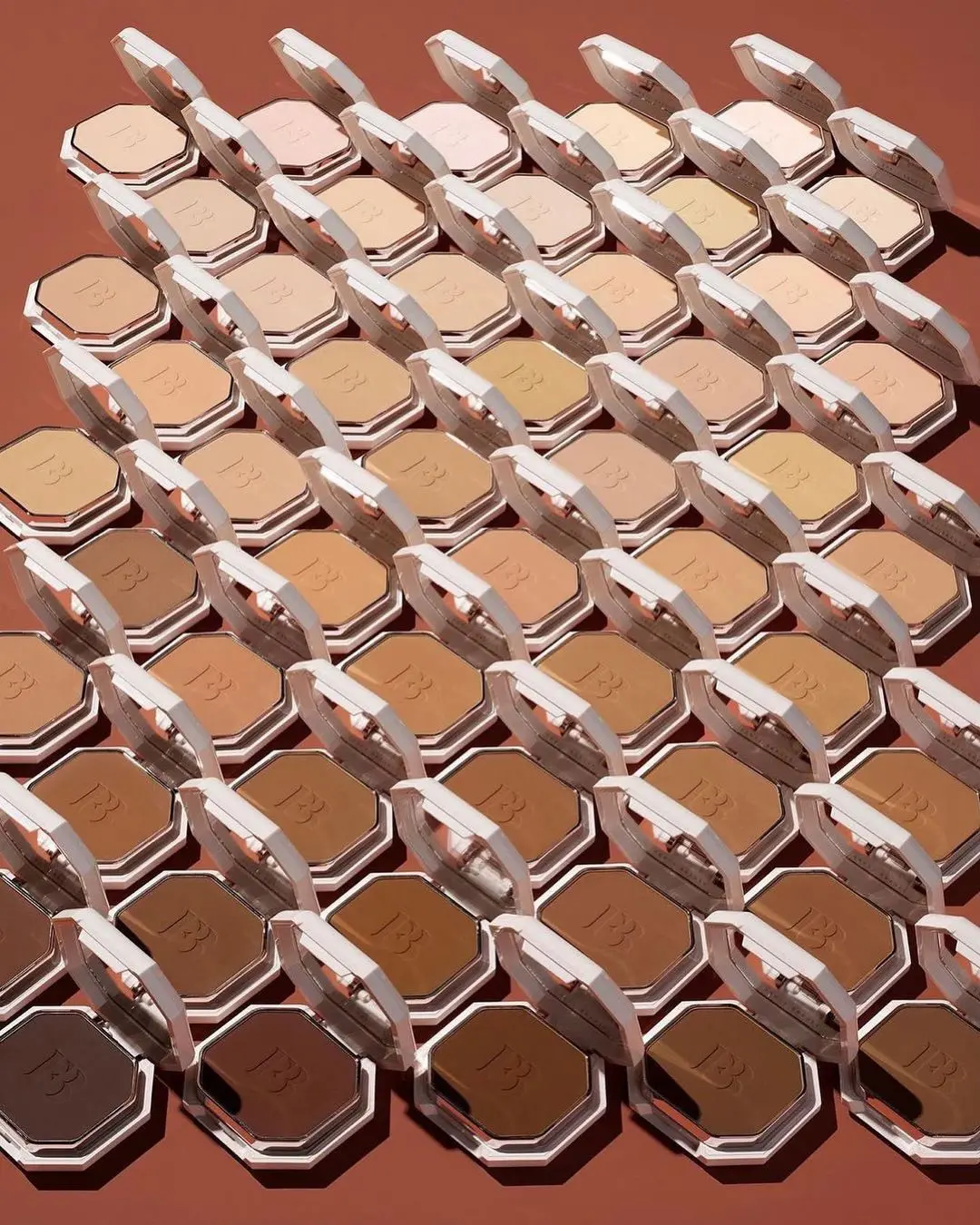 Sombras em 50 tons da marca Fenty Beauty