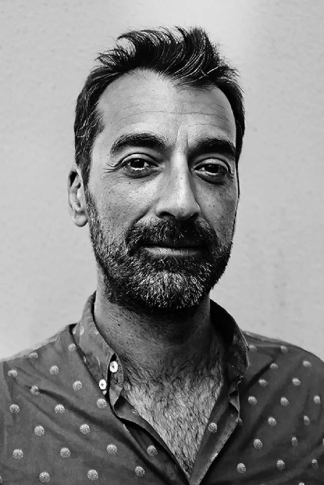 O escritor português Hugo Gonçalves narra em 