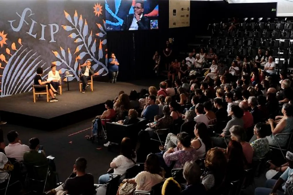 Mesa na última edição da Flip de forma presencial, em 2019