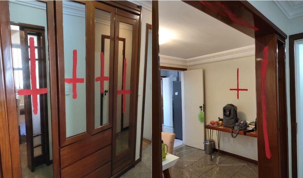 Montagem com cenário achado por policiais após o crime. Imagens trazem símbolos religiosos escritos em móveis e paredes