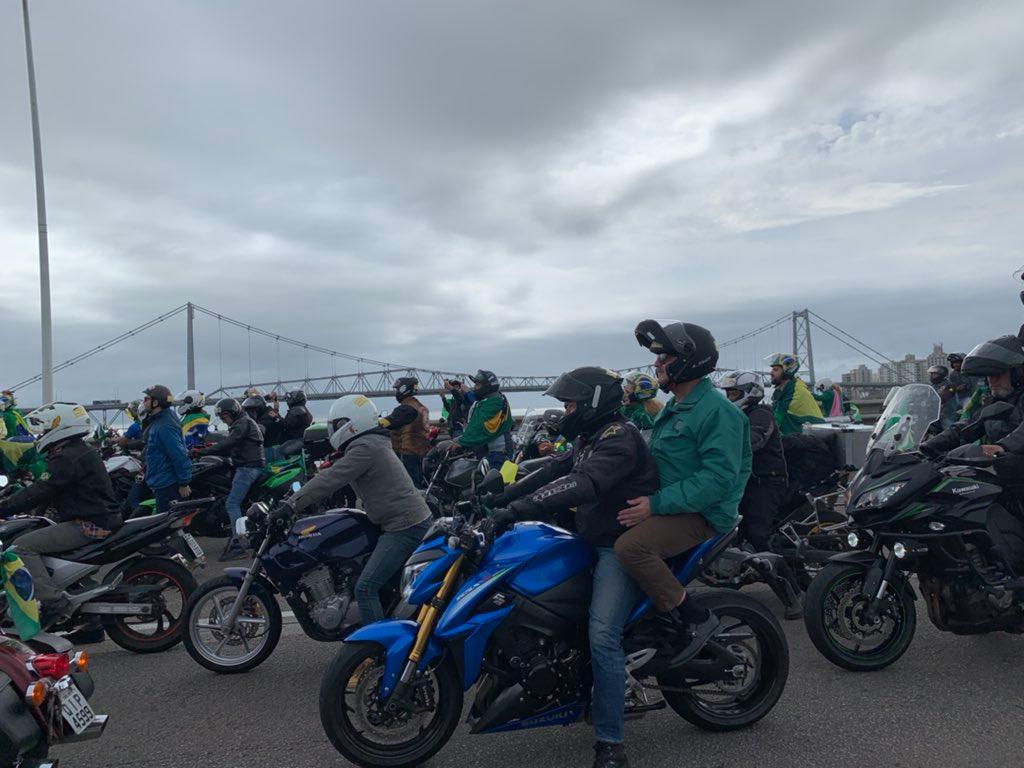 motocicletas durante ato em apoio a jair bolsonaro em florianópolis, santa catarina