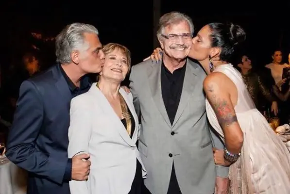 tarcisio filho beija o rosto da mãe, glória menezes; mocita fagundes beija o rosto do sogro, tarcísio meira