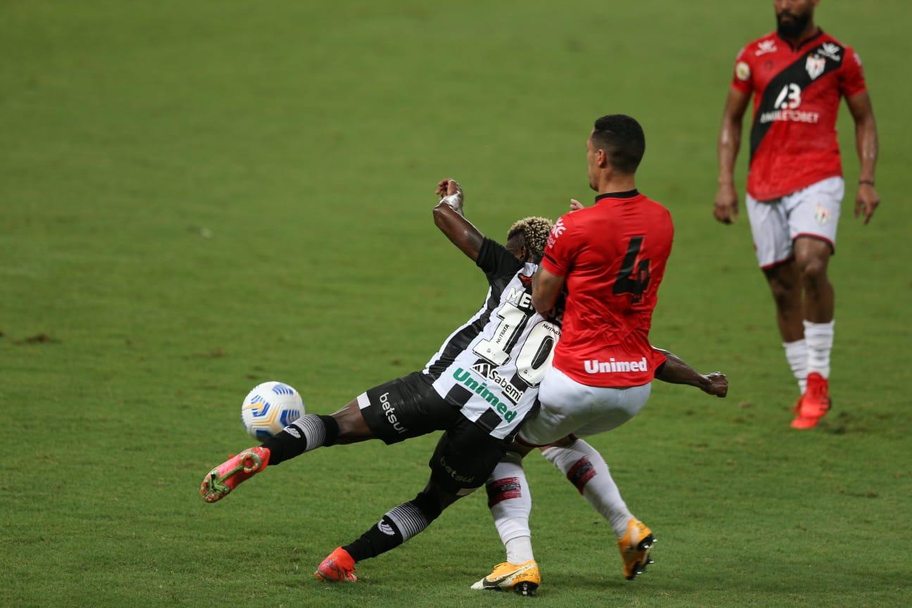 Atletas de Ceará e Atlético-GO empatam sem gols
