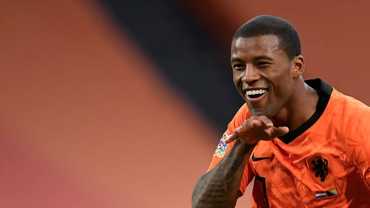 Georginio Wijnaldum sorri após gol pela Holanda