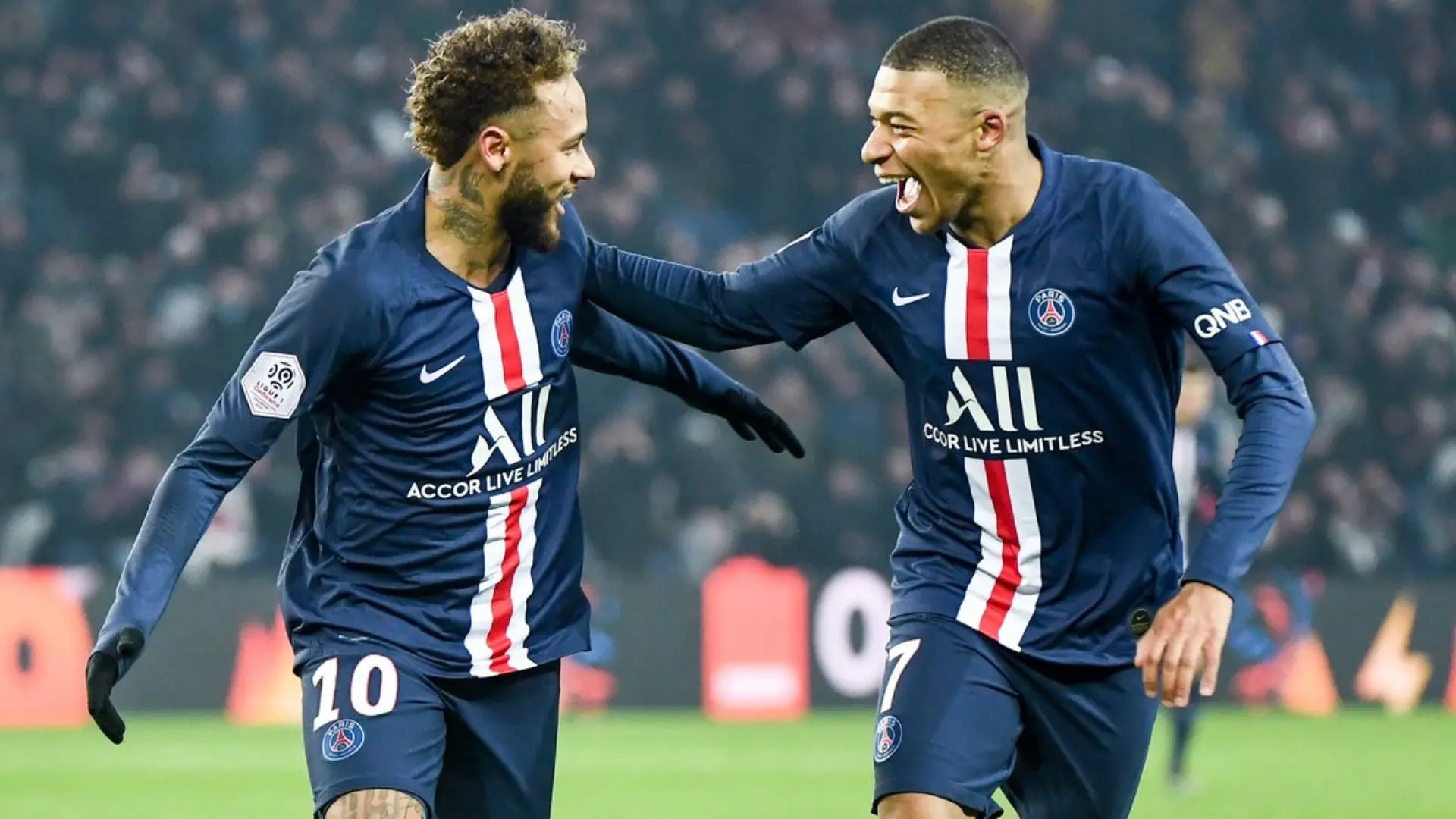 Neymar e Mbappe comemoram gol com sorriso e abraço