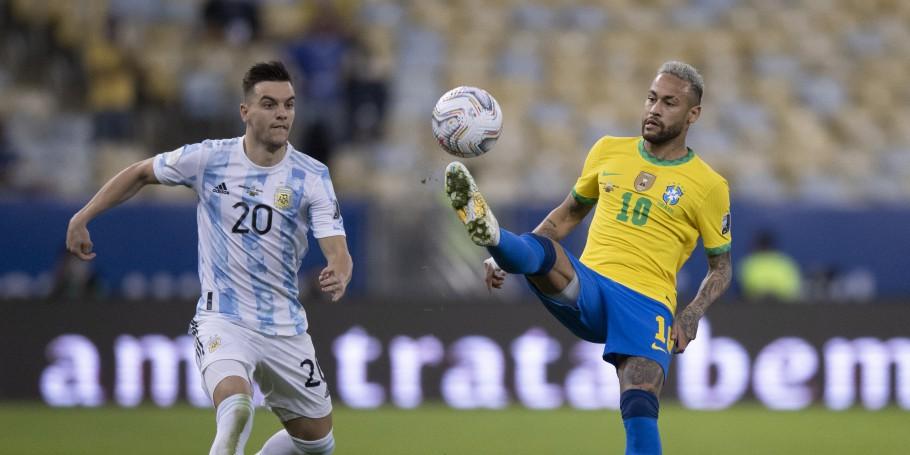 Atletas de Brasil e Argentina disputam bola