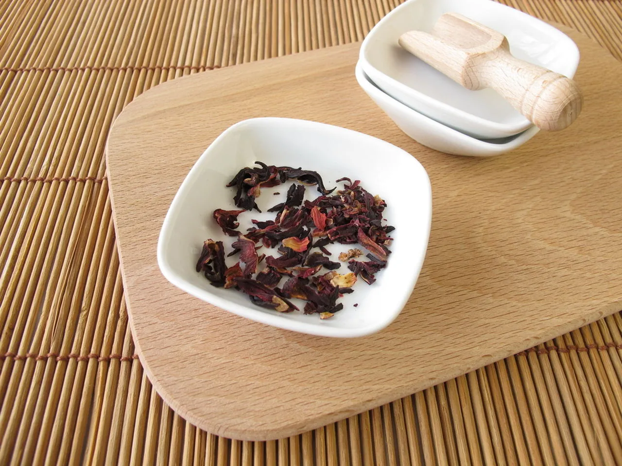 Chá de hibisco pode ser recomendado a quase qualquer pessoa, considerando que ela esteja realizando acompanhamento médico.