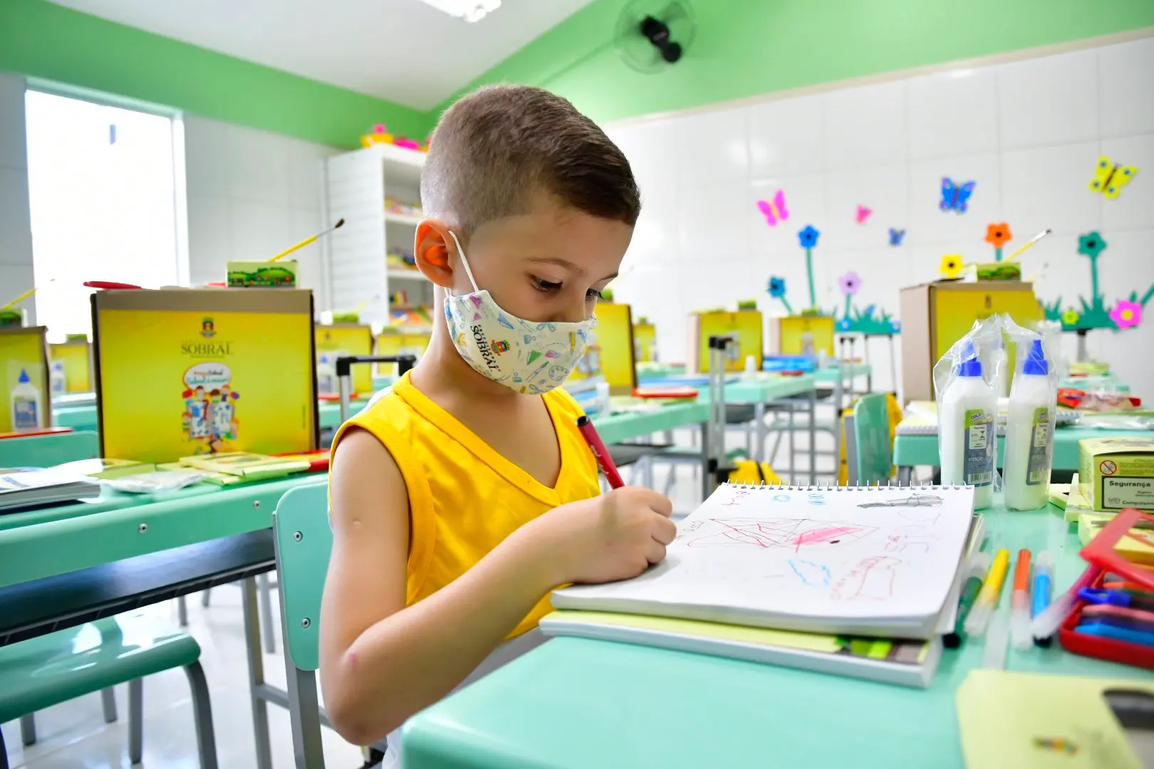 Criança em sala de aula do CEI Olga Monte Barroso