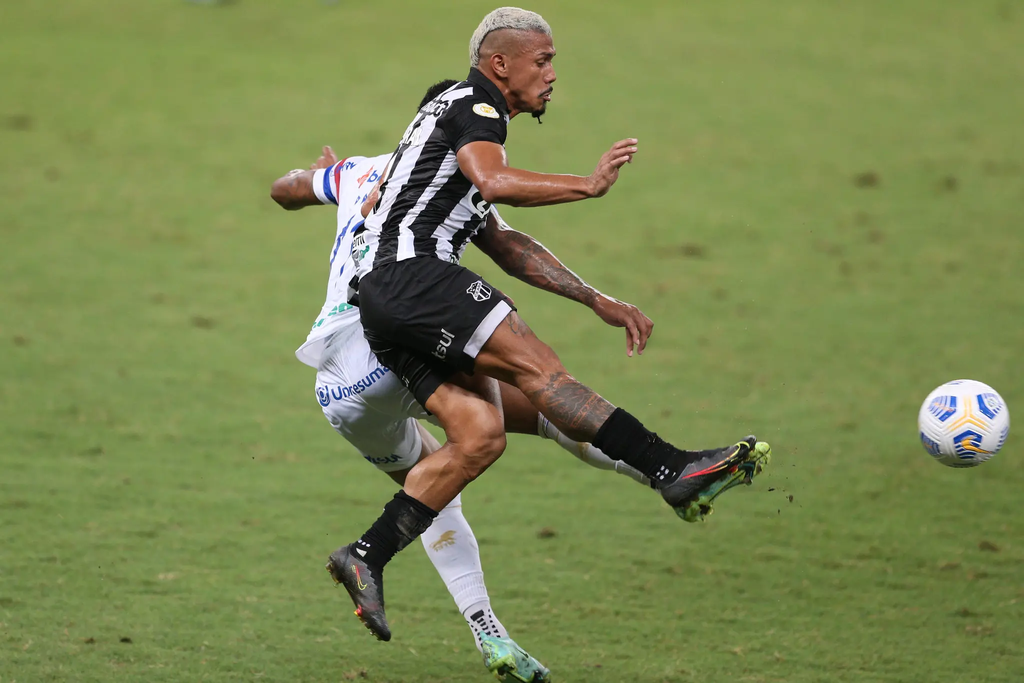 Fernando Sobral em dividida de bola com David, do Fortaleza