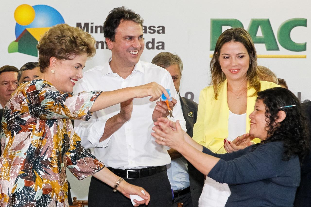 Dilma entre conjuntos habitacionais em Caucaia