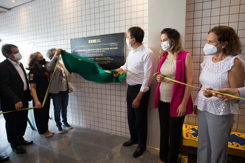 Reinauguração da Biblioteca Pública do Estado contou com a presença do Governador Camilo Santana; da vice-governadora, Izolda Cela; do secretário da Cultura, Fabiano Piúba, da primeira-dama, Onélia Santana; e da diretora do equipamento, Enide Vidal