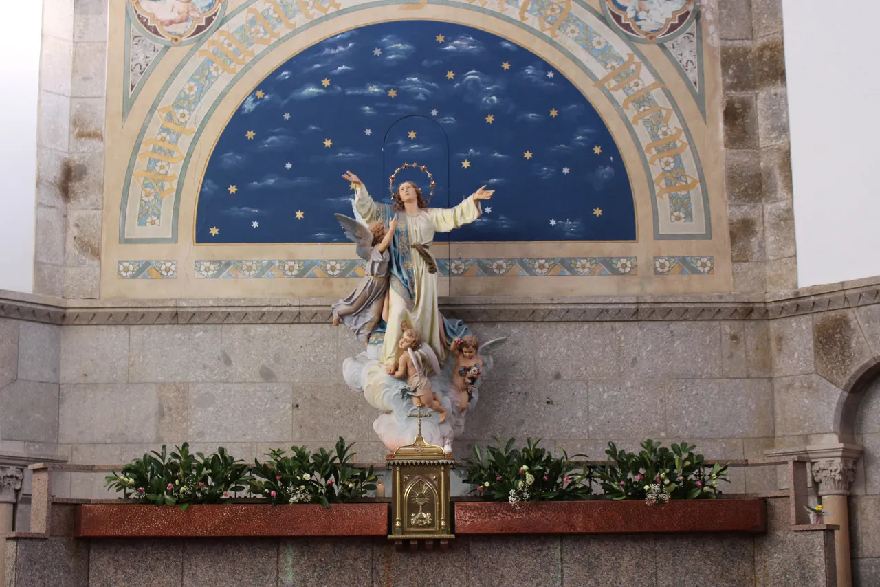 No cristianismo, Maria é a mulher escolhida por Deus para ser a mãe do seu filho, Jesus