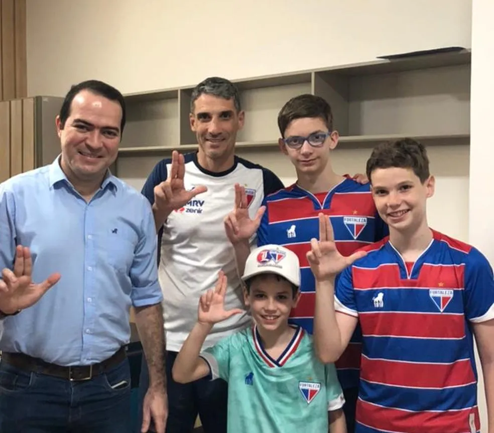 O presidente do Fortaleza, Marcelo Paz, recebeu os filhos de Vojvoda durante visita ao Brasil