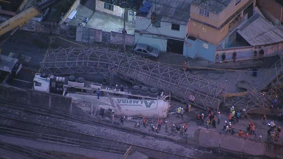 Estrutura e caminhão tombados em imagem aérea