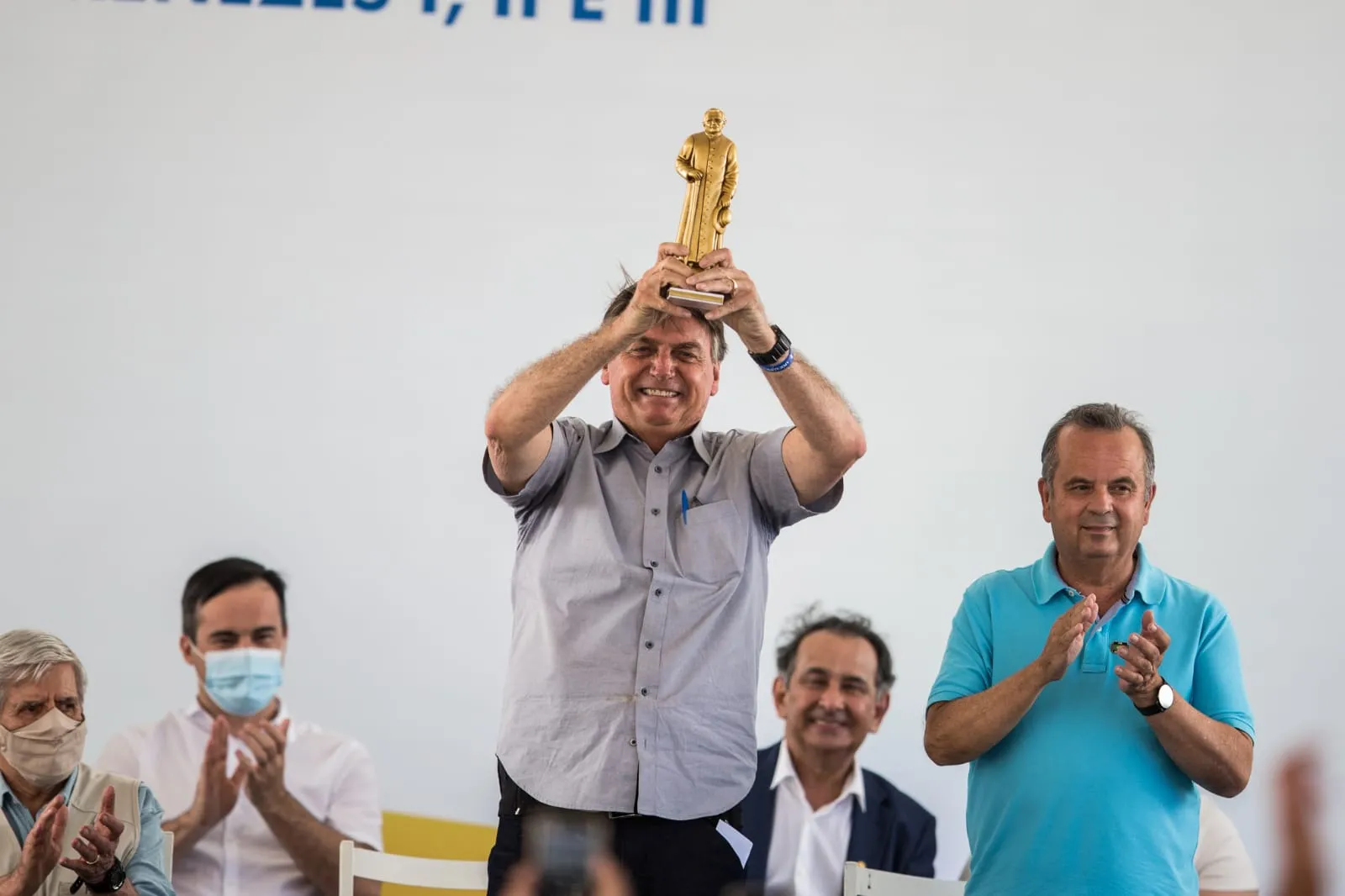 Presidente ergueu a estátua do Padre Cícero recebida das mãos dos prefeito Glêdson Bezerra