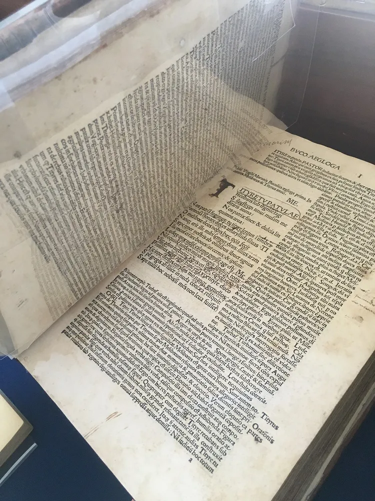 O exemplar de autoria do poeta Virgilio (70 a.C-19 d.C) é a obra mais antiga da seção, publicada em latim arcaico no ano de 1492
