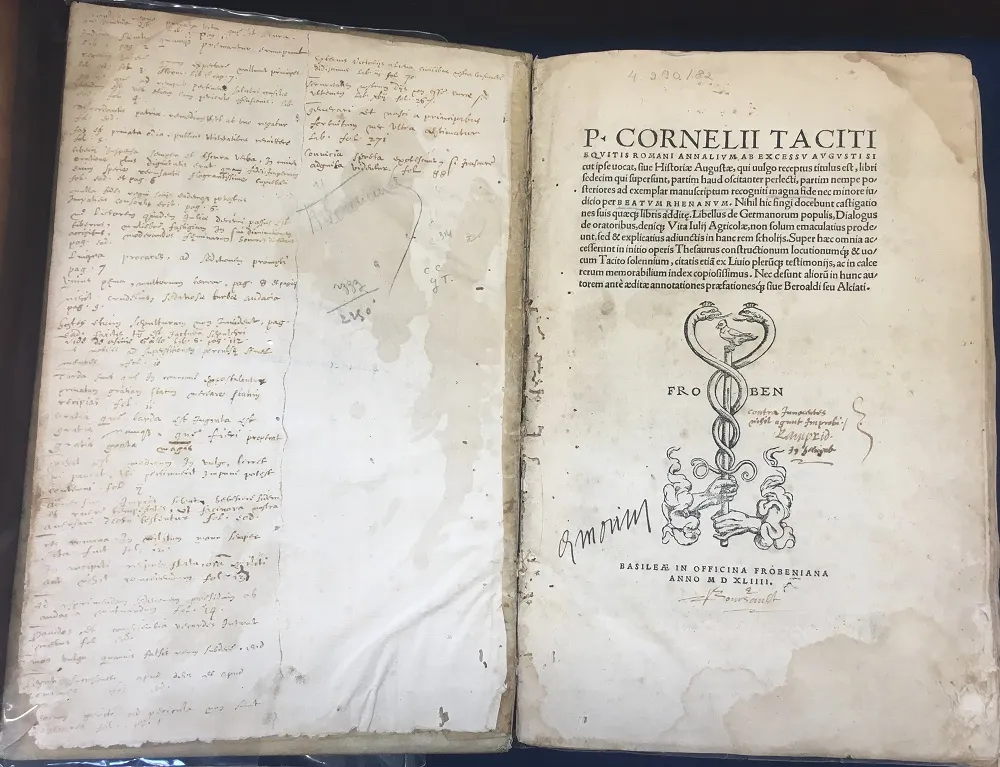 Publicado em 1544, o exemplar é todo narrado em latim clássico, impresso em papel de trapo e com encadernação plena em pergaminho